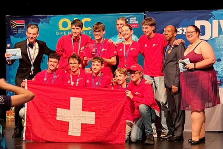 Moderator «Overall Champion» (OAC), (hinten, von links nach rechts); Benedek Mezei, Baden (Coach); Casimir Winzenried, Erlinsbach; Gast OAC; Ella Robinson, Muri; Yaron Traub, Stetten; Gast OAC; Organisatorin OAC. – Tim Föhner, Baden (vorne, von links nach rechts); Yuri Honegger, Rütihof (Coach); Roman Suter, Gebenstorf; Alexander Kaufmann, Brugg und Alexander Straub, Safenwil. Fotos: zVg
