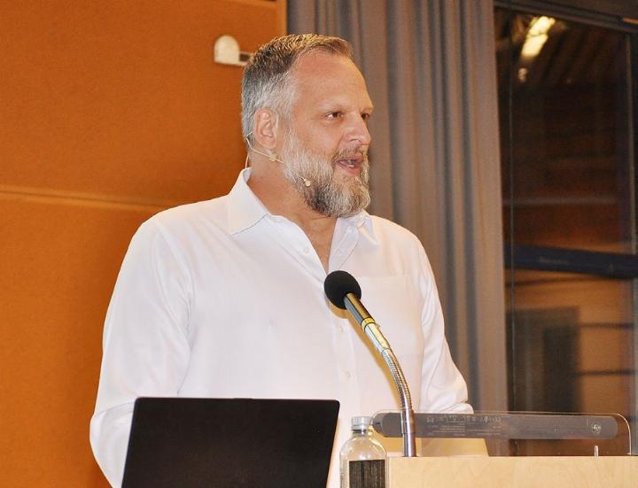 Gemeinderat Andreas Sommer informierte über die geplanten Massnahmen zur Erhaltung der Schulhäuser auf dem Campus Leematten. Foto: ml Gemeinderat Andreas Sommer informierte über die geplanten Massnahmen zur Erhaltung der Schulhäuser auf dem Campus Leematten. Foto: ml