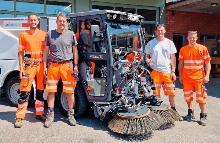 Mitarbeiter des Bauamts vor dem neuen Unterhaltsfahrzeug. V.l. Andreas Rohrer, Thomas Meier, Stephan Kaufmann und Philipp Haller. Foto: zVg