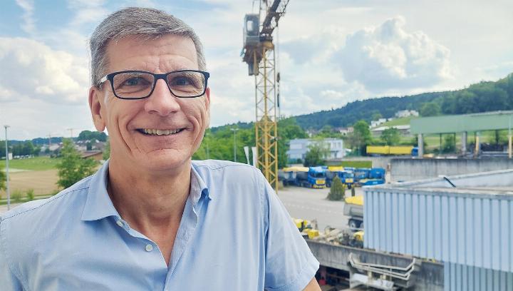 Hans Hubschmid. Ein Unternehmer von altem Schrot und Korn. Zäh und beharrlich. Hier in seinem Betonwerk in Nesselnbach. Foto: bg