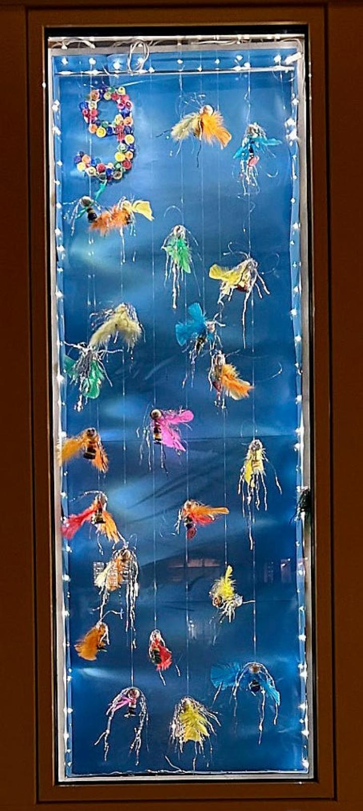 Zauberhafte Engel hängen im Fenster der Wohlenschwiler Schule.