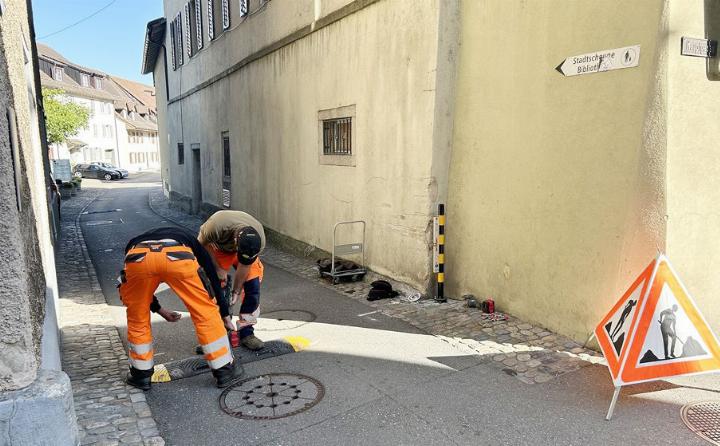 Am Freitagmorgen wurden die Fahrbahnschwellen und der Schutzpfosten installiert. Letzterer wird später wohl durch einen Steinpoller ersetzt. Foto: hhs