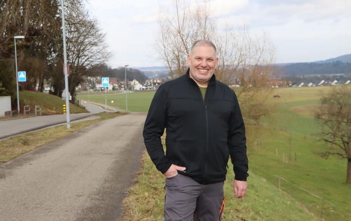 Gemeinderat Lukas Vock und der restliche Gemeinderat hoffen, dass der Mitmachtag viele freiwillige Helferinnen und Helfer anlockt. Sie können beim Radweg auf der abschüssigen Parzelle heimische Sträucher einpflanzen. Foto: dg