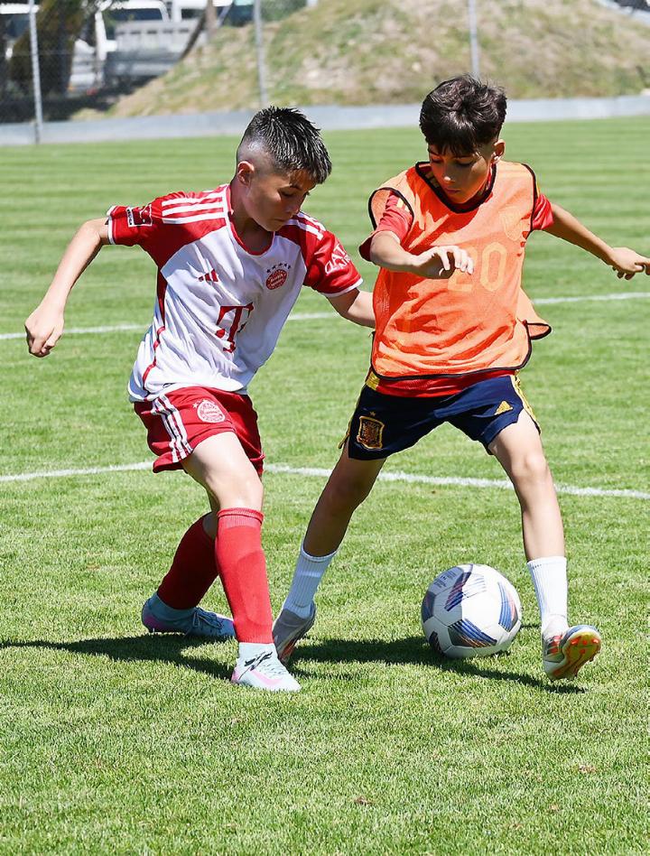 Die Jüngsten kämpften trotz der Nachmittagshitze um jeden Ball. Fotos: sl