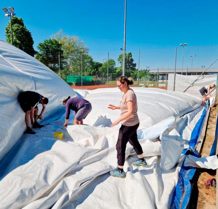 Wird die Traglufthalle abgebaut, ist das ein genau so sicheres Zeichen für den nahenden Sommer wie der Ruf des Kuckucks am Reussufer. Foto: zVg