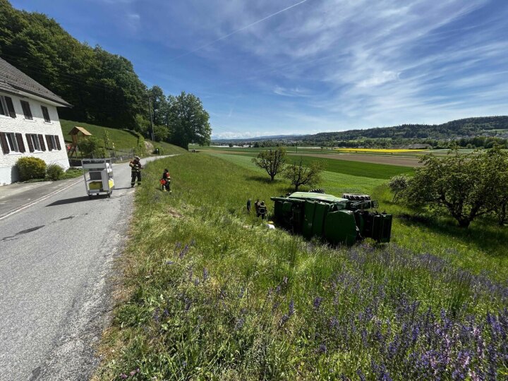 Der Mähdrescher (rechts) im Hang musste geborgen werden. Foto: Kantonspolizei Aargau