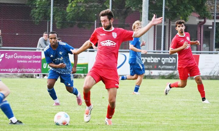 Im Trainngsspiel gegen Spreitenbach zeigte Niederwil (am Ball: Oliver Stutz) eine engagierte Leistung. Foto: sl