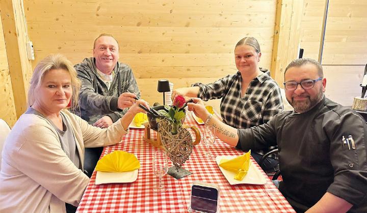 Das Team vom Restaurant Schöneck im Fonduestübli: Andy Busslinger (links hinten, Allrounder) und Wirtin Evelyne Busslinger (vorne links), Angi Brotschi (Service, hinten rechts) und Lucca Lemo (vorne rechts, Koch) Foto: dg