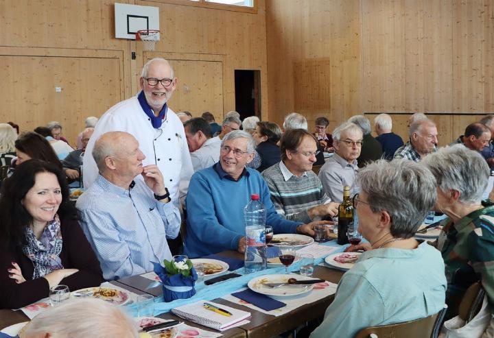 Chefkoch René Hauri genoss es, mit den Teilnehmenden des Seniorennachmittags zu sprechen. Auch bei Gemeindeammann Roger Aerne (Zweiter von links) kam er vorbei. Fotos: dg