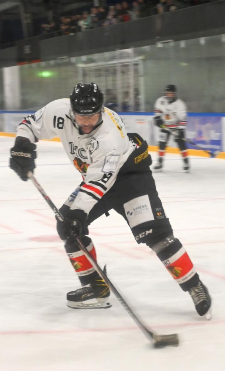 Fischbach-Göslikons Patrick Bula konnte kurz vor der zweiten Pause zum 3:3 ausgleichen. Foto: sl