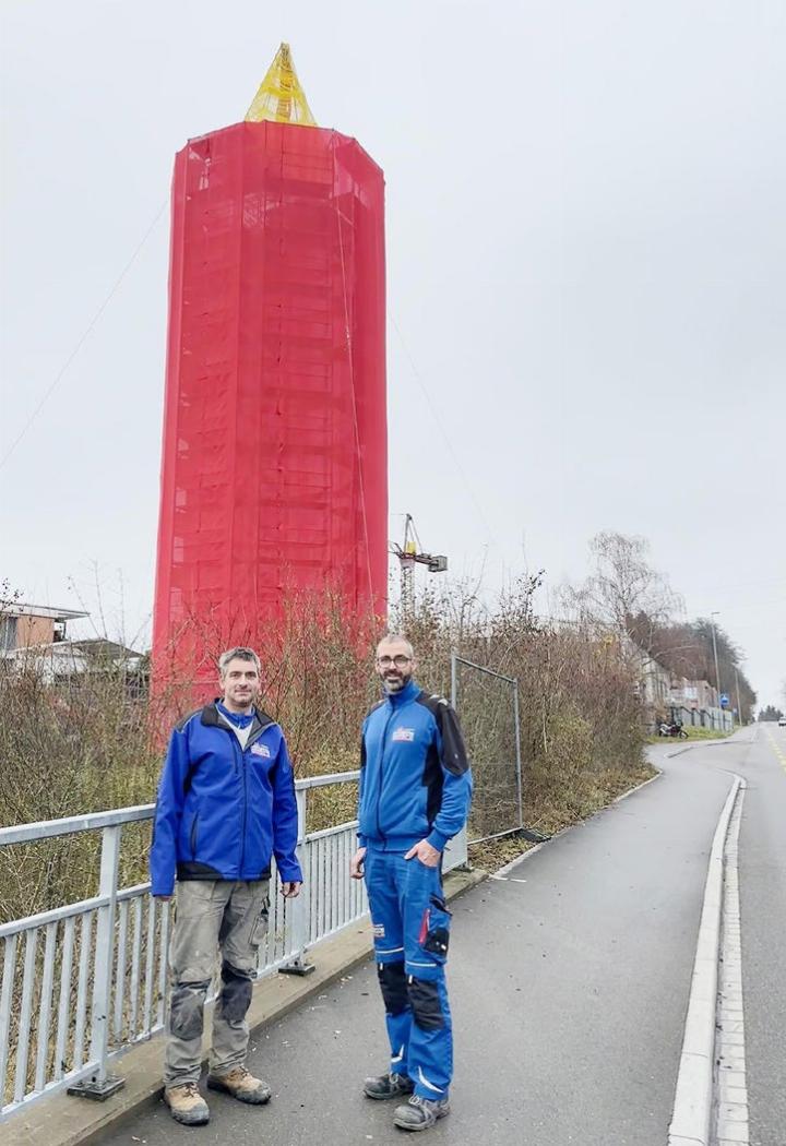 André und Roman Giger (v. l.) wollen mit der speziellen Adventsbeleuchtung der Bevölkerung eine Freude bereiten.