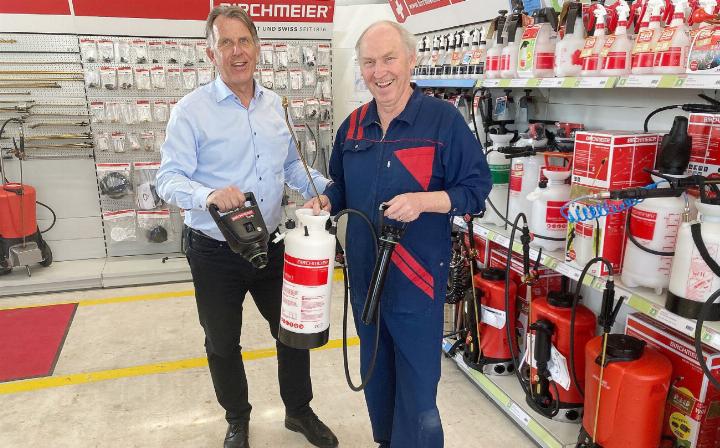Beide halten Birchmeier seit über 20 Jahren die Treue: Geschäftsführer Jörg Lembachner und Jürg Stutz (v. l.), Leiter Fabrikladen und Reparaturen. Foto: mbe