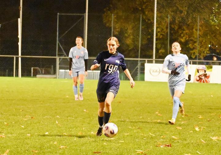 Linksaussen-Spielerin Leonie Attiger liess ihre Gegnerinnen von Baden-Wettingen immer wieder stehen. Foto: sl