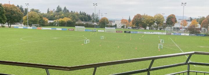 Das Rasenfeld 1 in der Sportanlage Esp, von der Restaurantterrasse aus gesehen. Auf dem Feld wird bis Mai 2026 der neue Kunstrasenplatz realisiert. Der Spielbetrieb soll ab der nächsten Herbstsaison möglich sein. Foto: mbe