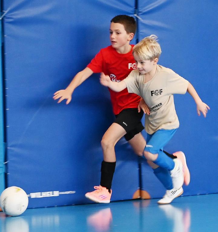 Am Chlausturnier spielen altersmässig gemischte Teams gegeneinander. Foto: sl