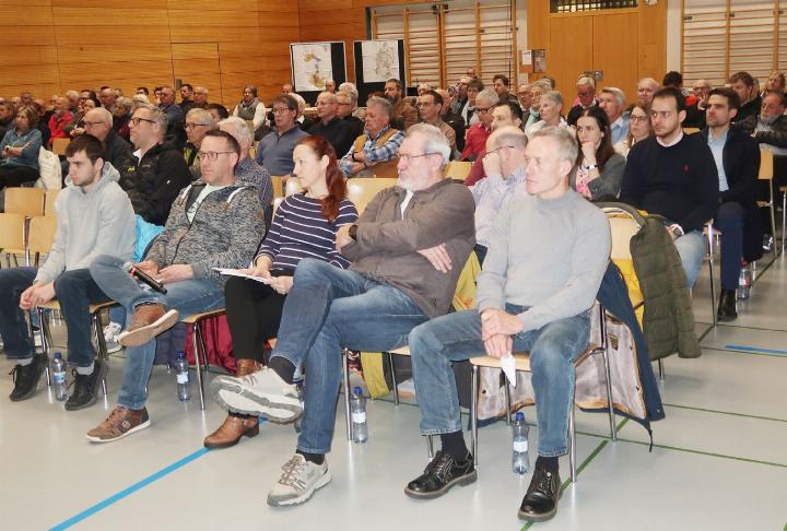 Der Infoanlass in der Mehrzweckhalle Niederwil war sehr gut besucht. Die Bevölkerung scheint zufrieden: Die Anwesenden hörten vor allem zu. Fragen wurden am Schluss nur einige wenige gestellt. Dann gings zum Apéro. Foto: mbe