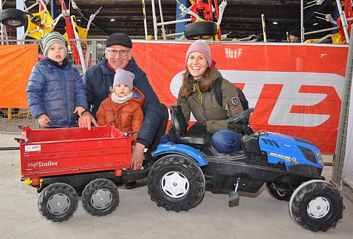 Für Familie Brunner ist der Besuch der Landmaschinen-Ausstellung fast schon ein Ritual. Während Mutter Manuela Brunner (r.) zum ersten Mal dabei ist, kam Grosspapi Franz Brunner mit den Enkelkindern schon öfter. Fotos: ml