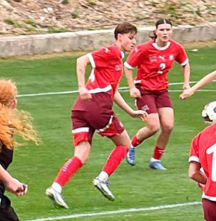 Andrea Jäggi (mit der Nummer 4) war mit der U19 in Alicante. Foto: zVg