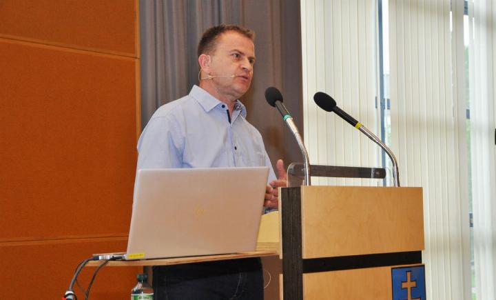 Gemeinderat Christoph Schott orientierte die Anwesenden über die Strassenprojekte, welche die Gemeinde und der Kanton aktuell in der Pipeline haben. Dazu gab es einige kritische Nachfragen aus dem Publikum. Foto: ml
