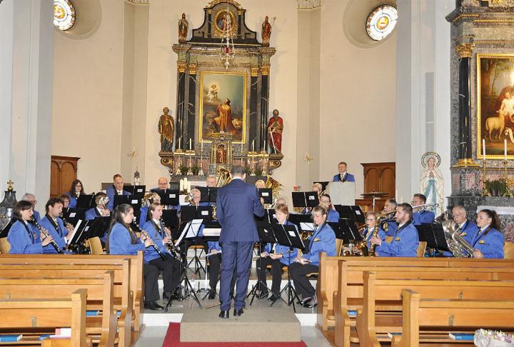 Unter der Leitung von Marcel Hunn aus Bellikon spielte der Musikverein in der ehrwürdigen Pfarrkirche. Fotos: ml