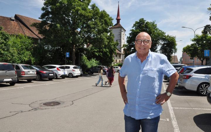 Stadtrat Beat Gomes am Parkplatz am Lindenplatz, wo vor 30 Jahren einmal ein Parkhaus angedacht war. Foto: ml