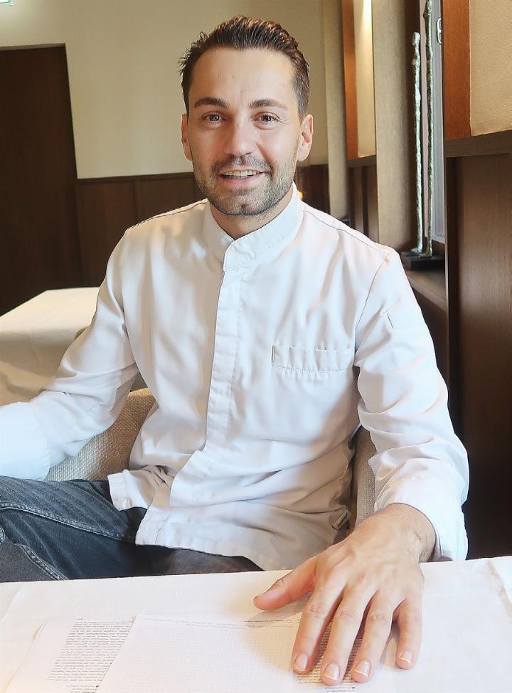 Manuel Steigmeier freut sich über die erneute Top-Bewertung im Gault Millau 2026. Diese Woche hat er Ferien. Am Montag brachte das Restaurant aber noch 70 dominikanischen Ärzten die Schweiz kulinarisch näher. Fotos: mbe