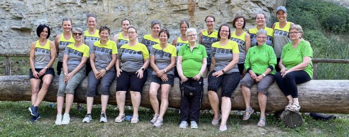 Mitglieder der Damenriege und Ehrenmitglieder feierten mit Gästen das 70-Jahre-Jubiläum. Foto: zVg