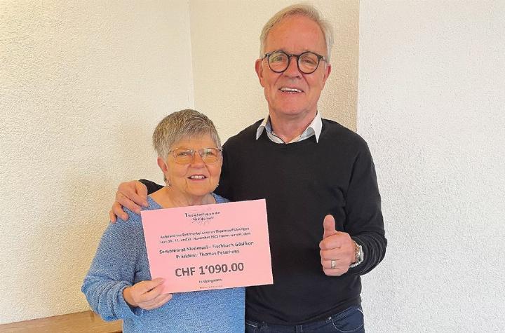 Jolanda Schmid, Aktuarin Theaterfreunde, überreicht den Scheck an Thomas Peter hans, Präsident Seniorenrat Niederwil-Fischbach-Göslikon. Foto: zVg