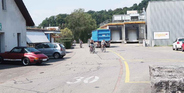 Im hinteren Teil des Grumetwegs wird die neue Wasserleitung ab dem Hydranten beim Mülibach bis zur Firma Frigemo (Bild) verlegt. Foto: mbe