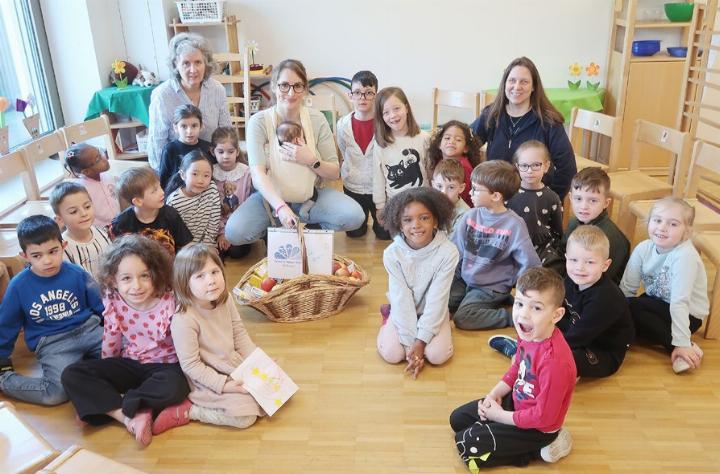 Die Kinder und ihre Betreuerinnen im Kindergarten Neugrüen 1 freuen sich über den Besuch von Mirjam Portmann (Mitte) mit dem Esskorb. Fotos: mbe