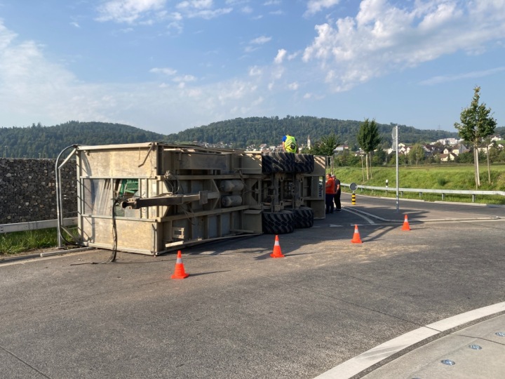 Der umgekippte Anhänger im Birrfeld-Kreisel bei der Umfahrung von Mellingen. Foto: Marc Benedetti