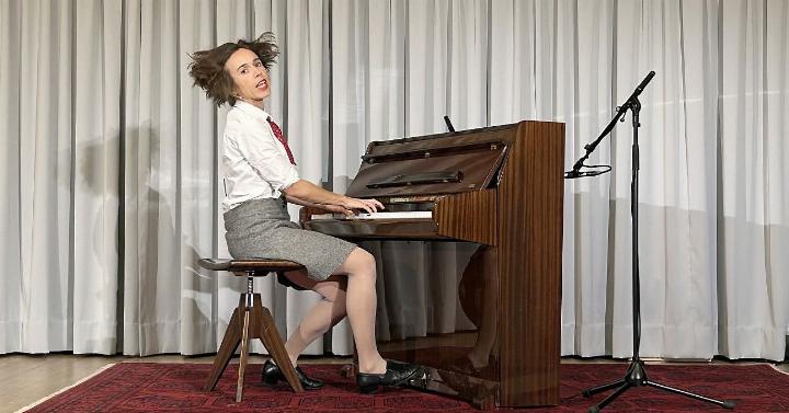 Mit viel Witz, mit Gesang und mit Komik zeigt die Kabrettistin Judith Bach einen Zusammenschnitt aus ihrem aktuellen Programm «Endlich – ein Stück für immer». In voller Länge ist es am 23. September im Reusspark zu sehen. Fotos: hhs