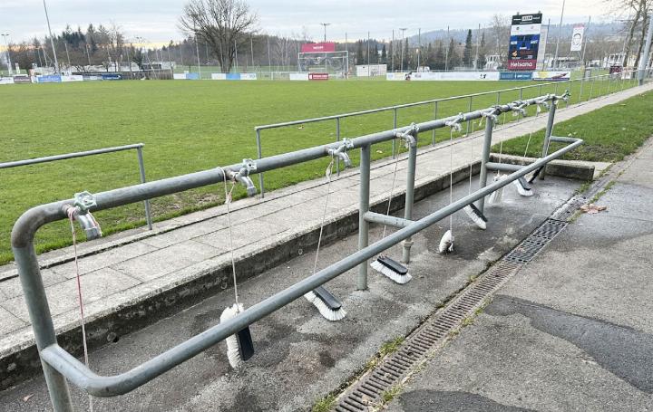 In Fislisbach ersetzt bald ein Kunstrasen diesen Naturrasen. Die Waschanlage hat dann ausgedient. Foto: hhs