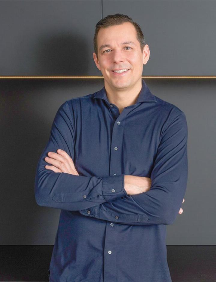 Jan Barnetta (links) ist der Geschäftsführer der Schreinerei Barnetta. Fotos: zVg Jan Barnetta (links) ist der Geschäftsführer der Schreinerei Barnetta. Fotos: zVg