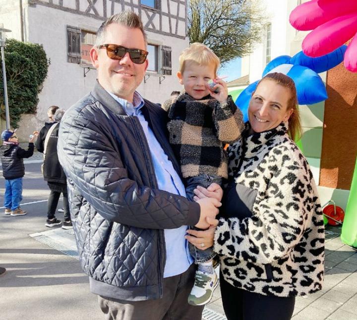 Familie Vonlanthen mit Sohn Elia (3), der in der Kita Oberrohrdorf selbst Eier für den Anlass bemalen durfte.