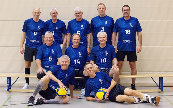 Das Herren 3 von Volley Reusstal: Simon Lerch, Nik Peterhans, Stephan Gasser, Peter Allenspach, Patrick Maissen (Hinten von links). Vorne: Stephan Jezler, Stefan Knecht, Christof Messmer, Philipp Elsener und Andi Jenzer. Es fehlen. Giacomo Siragna, Adrian Timbus, Dieter Lehmann und Pascal Esch. Foto: zVg