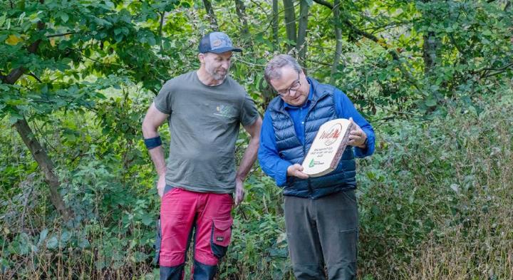 Der Präsident des Vereins «Wald Aargau Baden-Zurzach» Adrian Hitz (r.) übergibt dem Preisträger Peter Huber (l.) den Waldpreis. Foto: zVg