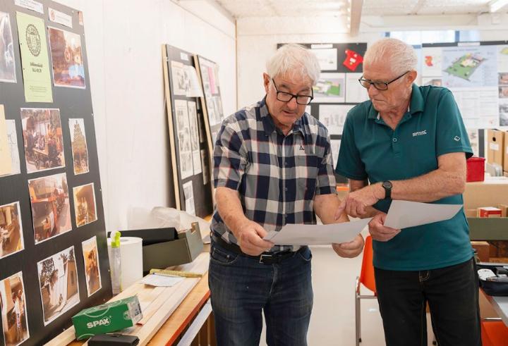 Fotoauswahl für die Jubiläumsausstellung im Untergeschoss des Dorfschulhauses, Richard Irniger (l.) und Hans Eichler (r.). Foto: Theres Scherer/zVg