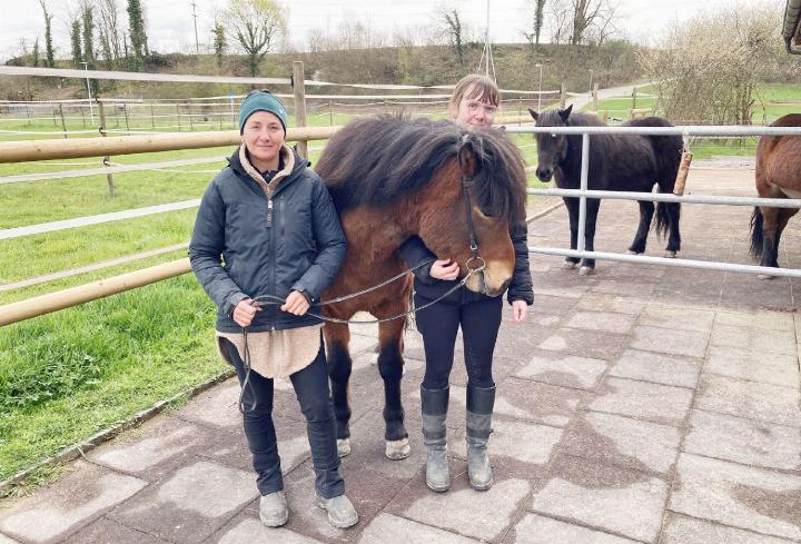 Trainerin Seraina Isler (l.) und Sara Frischknecht (r.), die mit dem Pferd «Demantur» unterwegs war. Sie stürzte und wurde leicht verletzt. Im Hintergrund sieht man den Hügel am Gheidweg, wo der Unfall passierte. Fotos: mbe