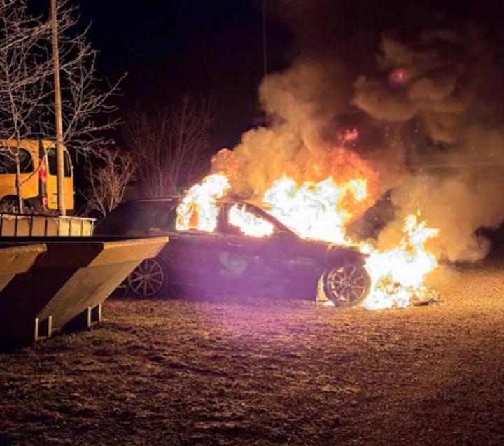 Der brennende Mercedes in Ueken. Foto: Kapo