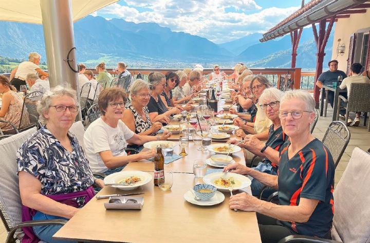 Die Turnerinnen kehrten im Landgasthof zur Bündte in Jenins ein, von dem man eine traumhafte Aussicht Richtung Chur geniesst. Foto: zVg