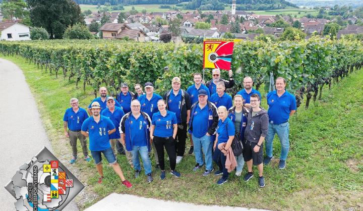 Zu sehen ist der Schiesssportverein Mellingen im Zürcher Weinland. Entstanden ist das Bild auf dem Weingut Wiesendanger in Ossingen, wo der SSV Mellingen eine Kellerführung erhielt. Foto: zVg