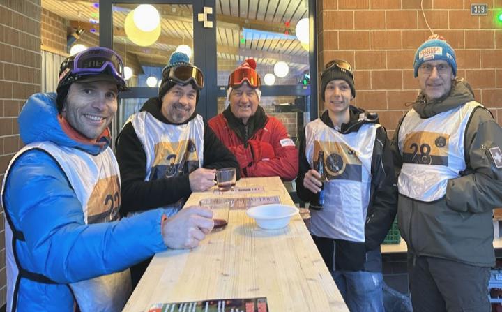 Clemens Zai, Eric Wegmann, Ivo Meier, Gregor Wettstein und Dani Hobi (v. l.) vom Sportclub Busslingen waren im Skidress vor Ort. Fotos: dg