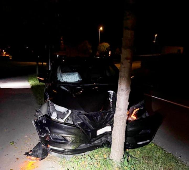 Das Auto prallte in einen Baum. Foto: Kapo Aargau