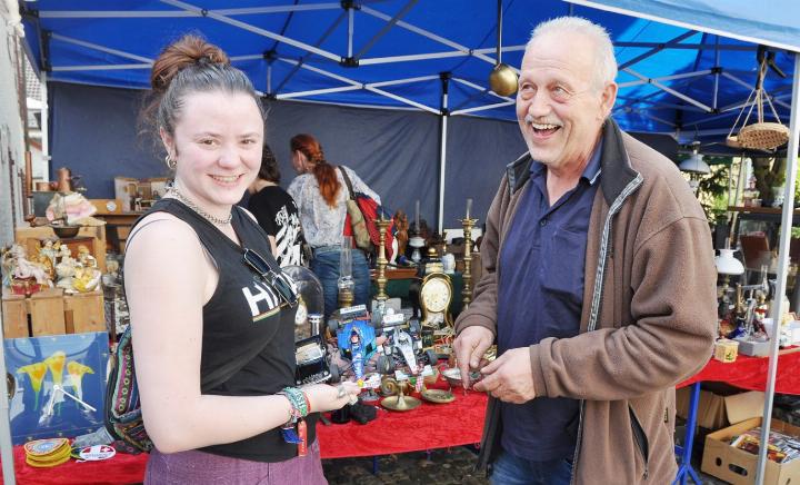 Man kennt sich: Lea Schoop aus Baden, die selbst einen Stand betreibt, hat bei Händler-Urgestein Werner Schütz ein paar Modellautos erstanden. Schütz kommt schon seit dem allerersten Flohmarkt in Mellingen jedes Jahr. Fotos: ml