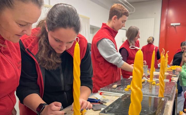 Kerzenziehen macht Spass. Mellingerinnen in Aktion.