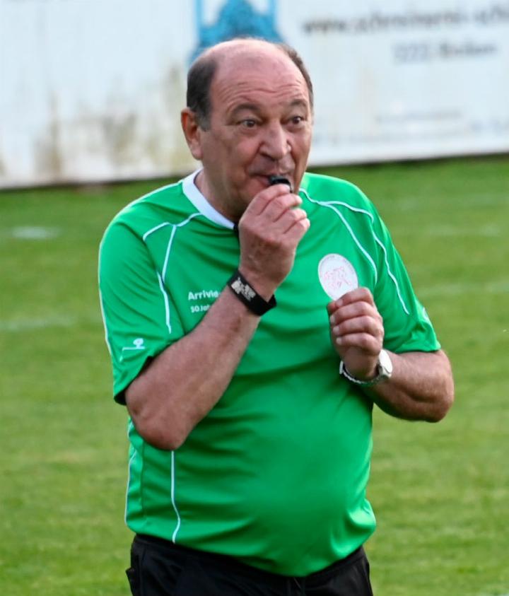 Das wars: Luigi Pontes letzter Schlusspfiff beim 5.-Liga-Spiel von Windisch 2 gegen Bremgarten 2. Foto: sl