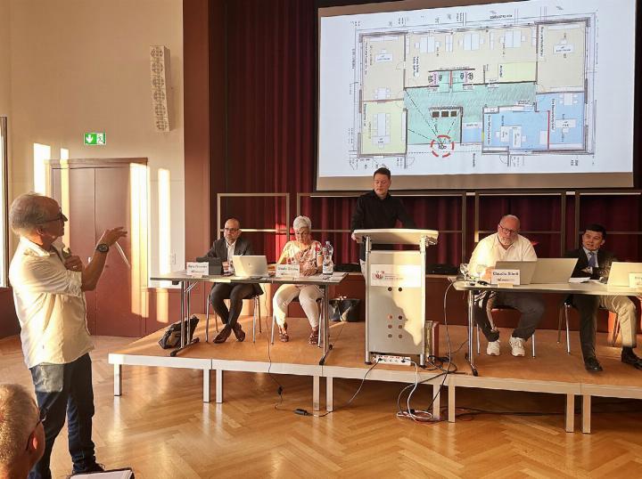 Stimmbürger und Architekt Daniel Zehnder (l.) hinterfragt den Umbau des Gemeindezentrums und stellt einen Rückweisungsantrag. Die Stimmberechtigten folgten seiner Argumentation. Foto: hhs