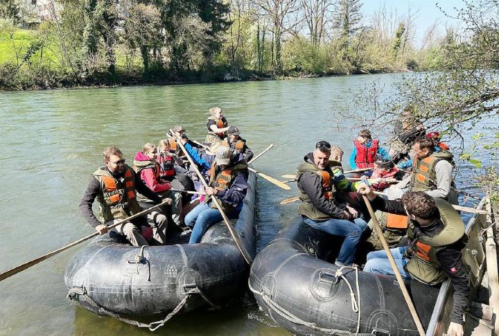 Die kleinen und grossen Teilnehmenden auf der Schlauchbootfahrt. Foto: zVg