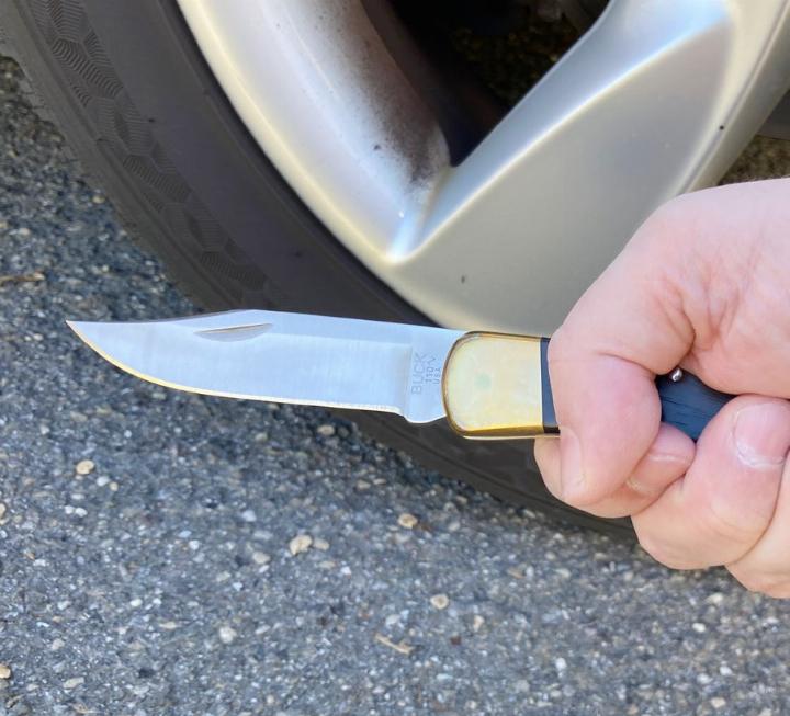 Laut Strafanzeige war bei der Tat ein Messer im Spiel. Der Beschuldigte soll unter anderem einen Reifen aufgestochen haben. Darüber hinaus soll er mit dem Messer einen Mann mit dem Tode bedroht haben. Symbolbild: ml Laut Strafanzeige war bei der Tat ein Messer im Spiel. Der Beschuldigte soll unter anderem einen Reifen aufgestochen haben. Darüber hinaus soll er mit dem Messer einen Mann mit dem Tode bedroht haben. Symbolbild: ml